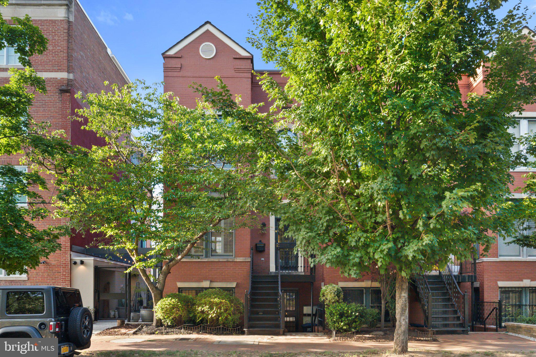 806 Constitution Ave NE