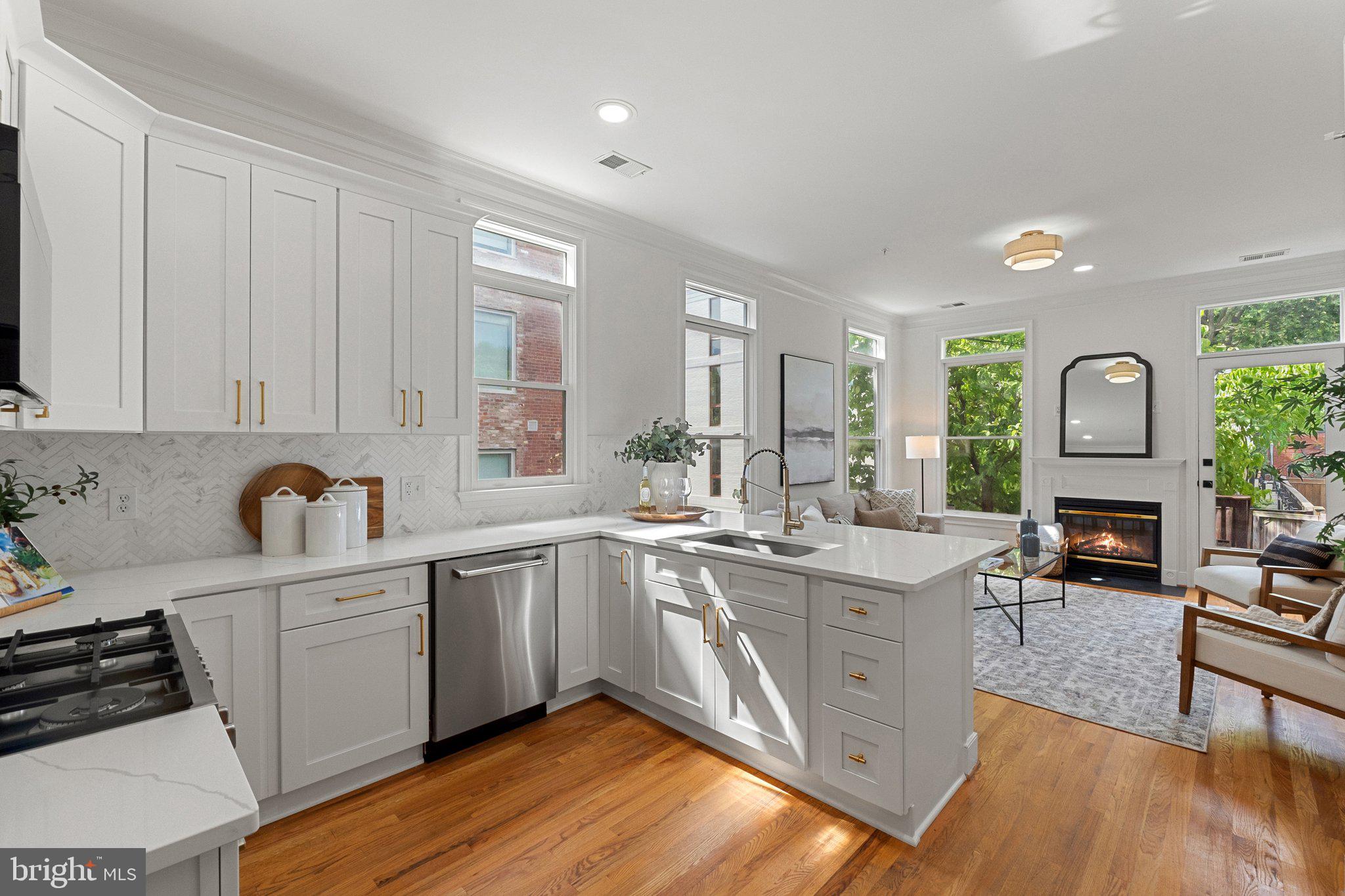 806 Constitution Ave NE