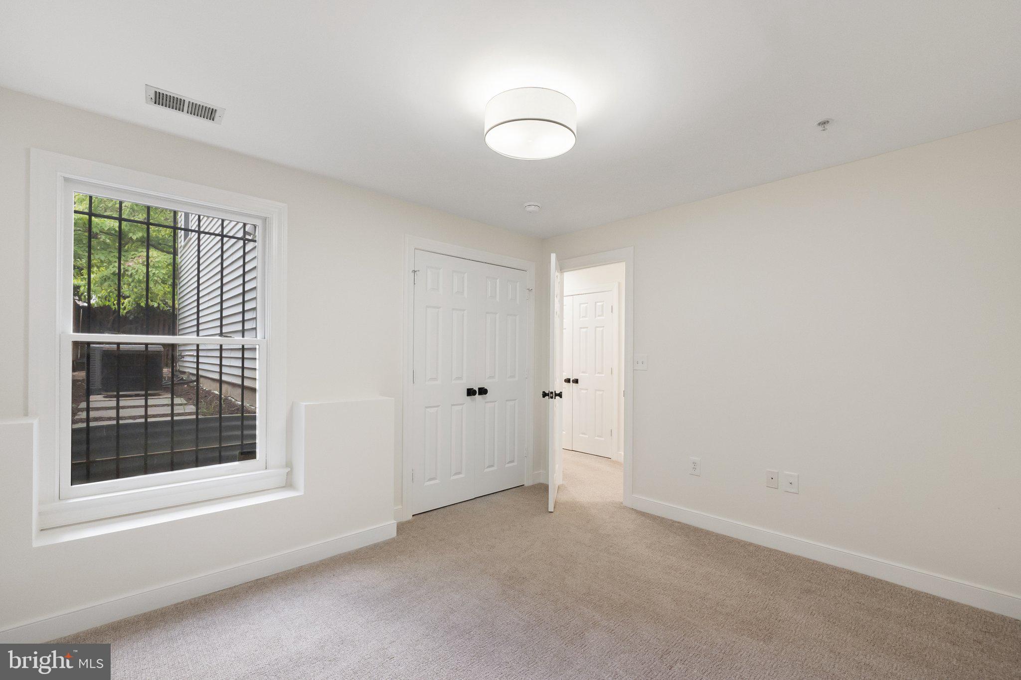 806 Constitution Ave NE