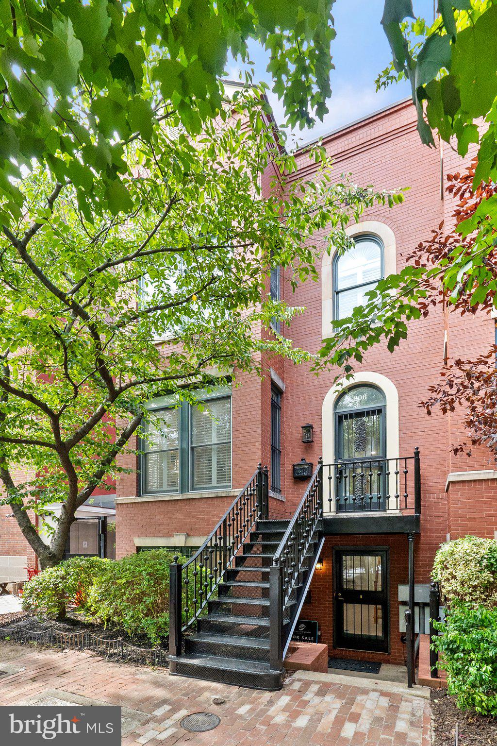 806 Constitution Ave NE