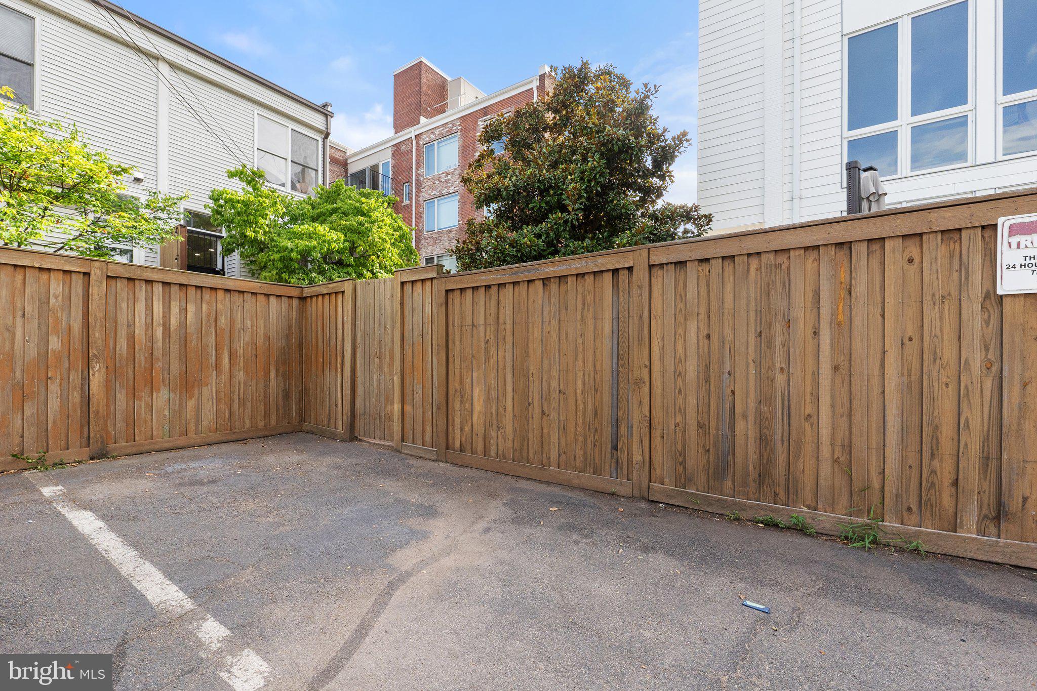 806 Constitution Ave NE