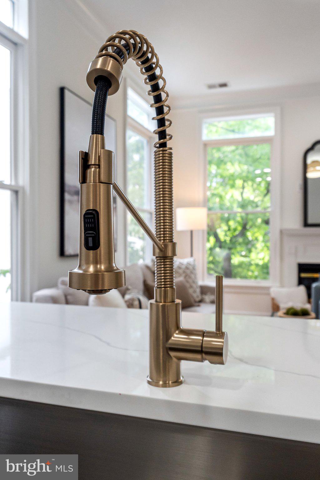 806 Constitution Ave NE