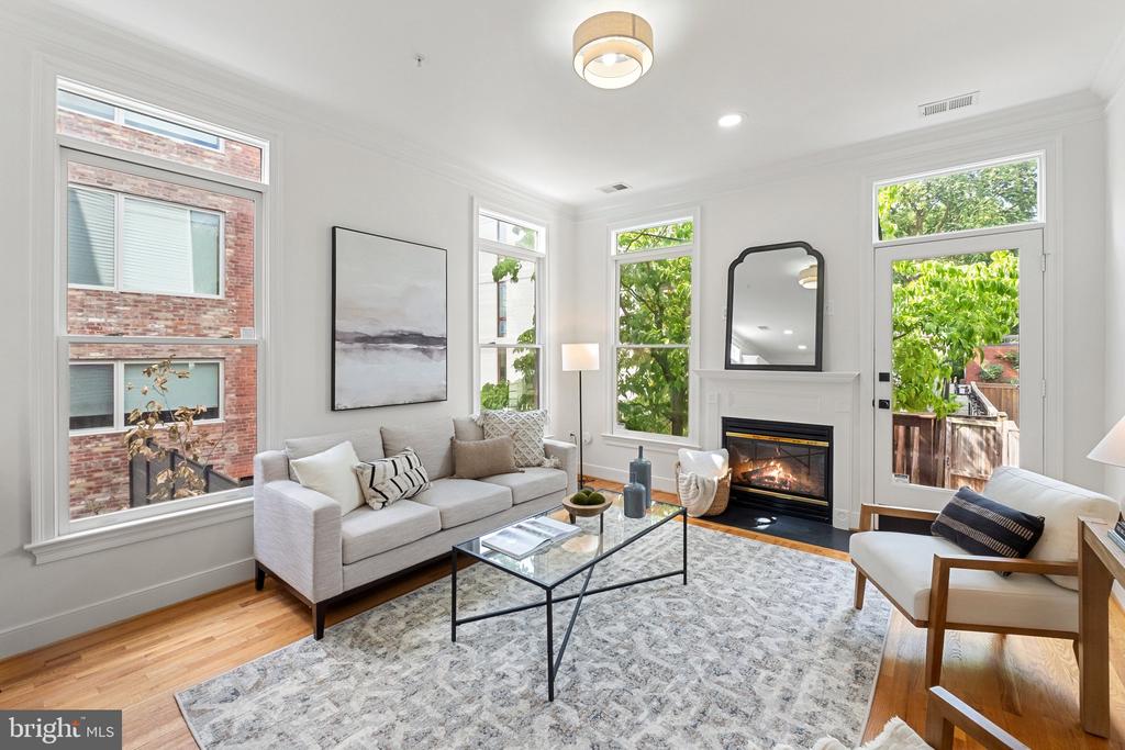 806 Constitution Ave NE