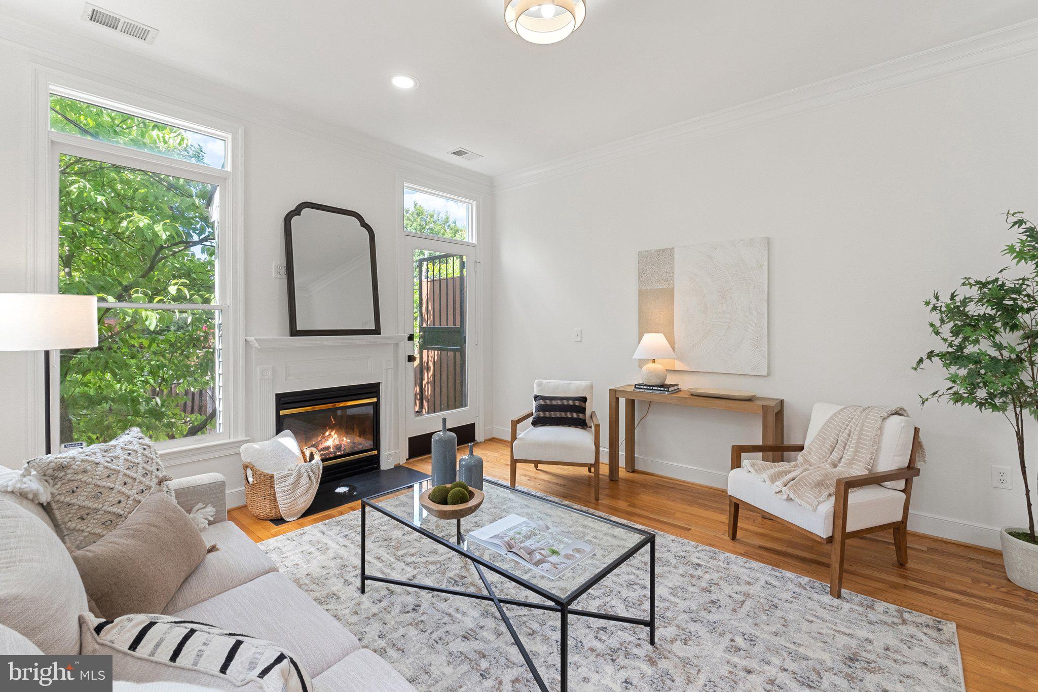 806 Constitution Ave NE