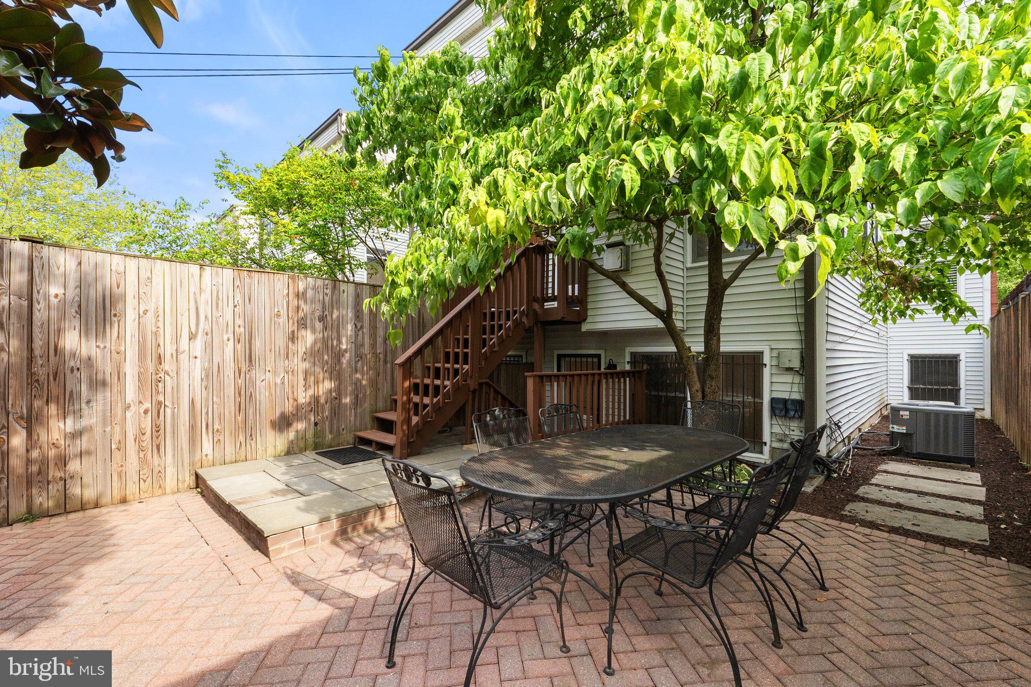 806 Constitution Ave NE