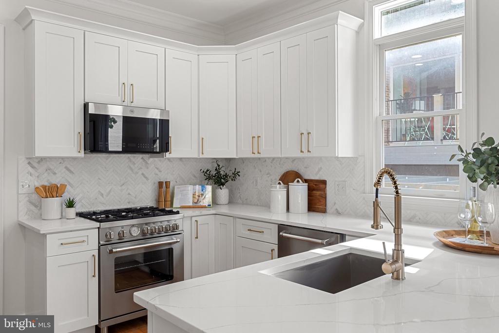 806 Constitution Ave NE
