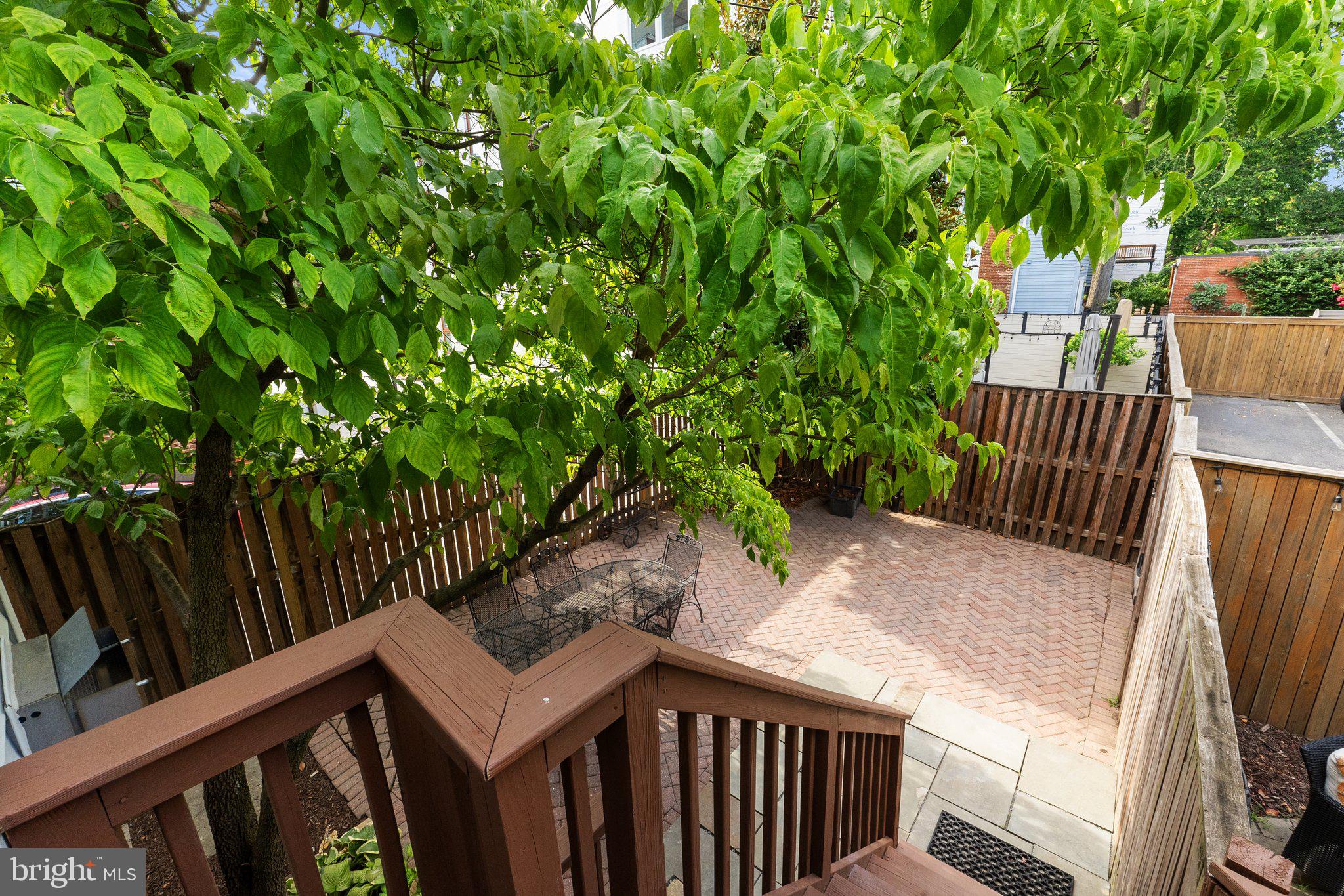 806 Constitution Ave NE