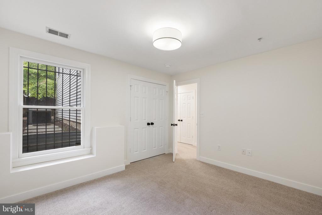 806 Constitution Ave NE