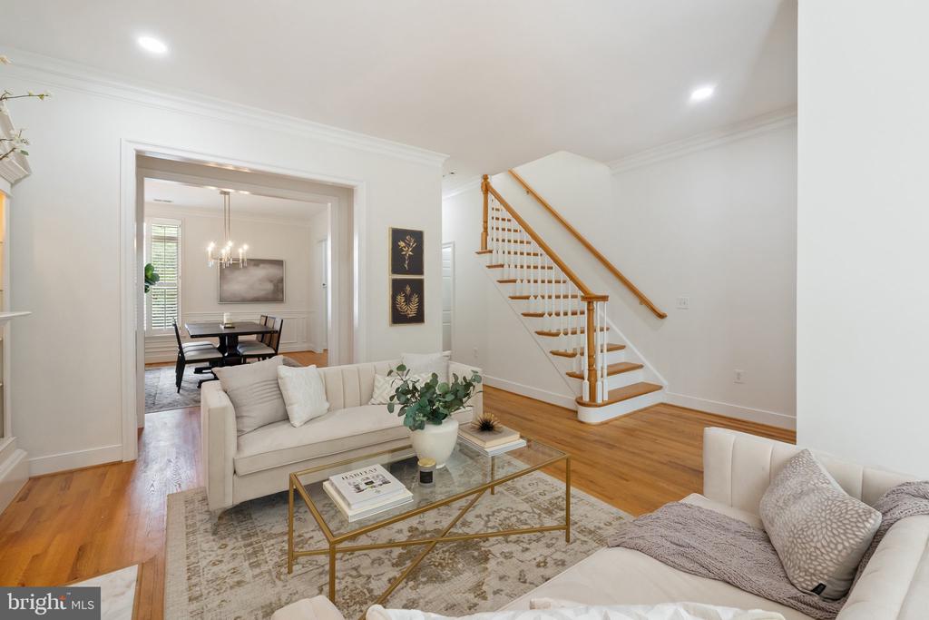 806 Constitution Ave NE