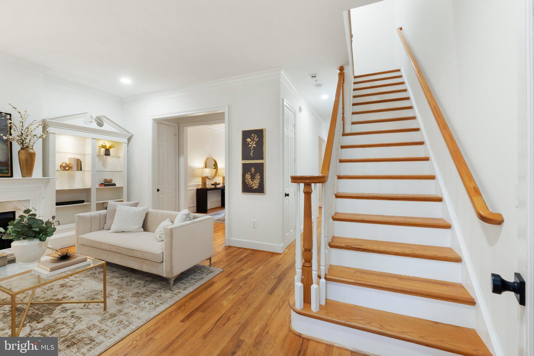 806 Constitution Ave NE