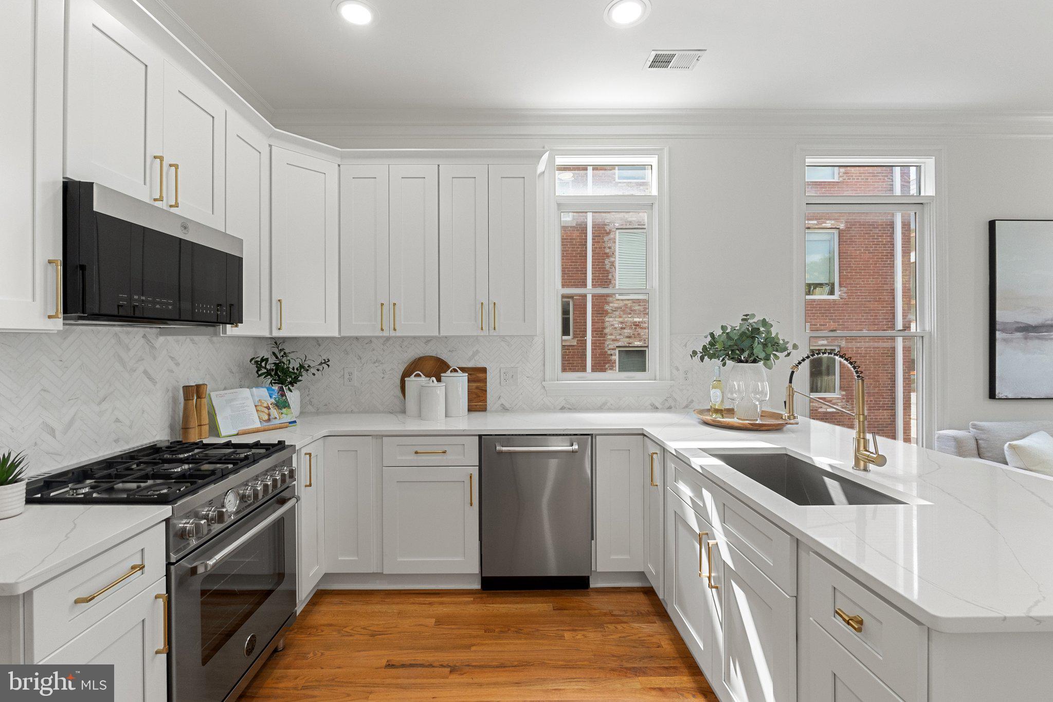 806 Constitution Ave NE