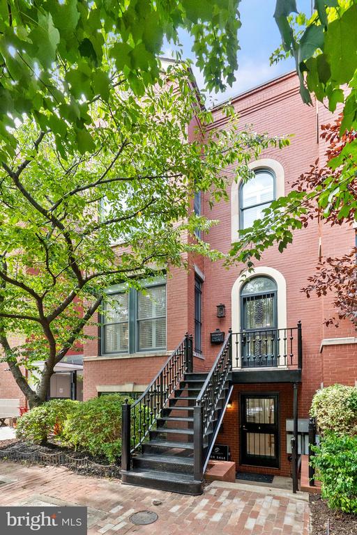 806 Constitution Ave NE