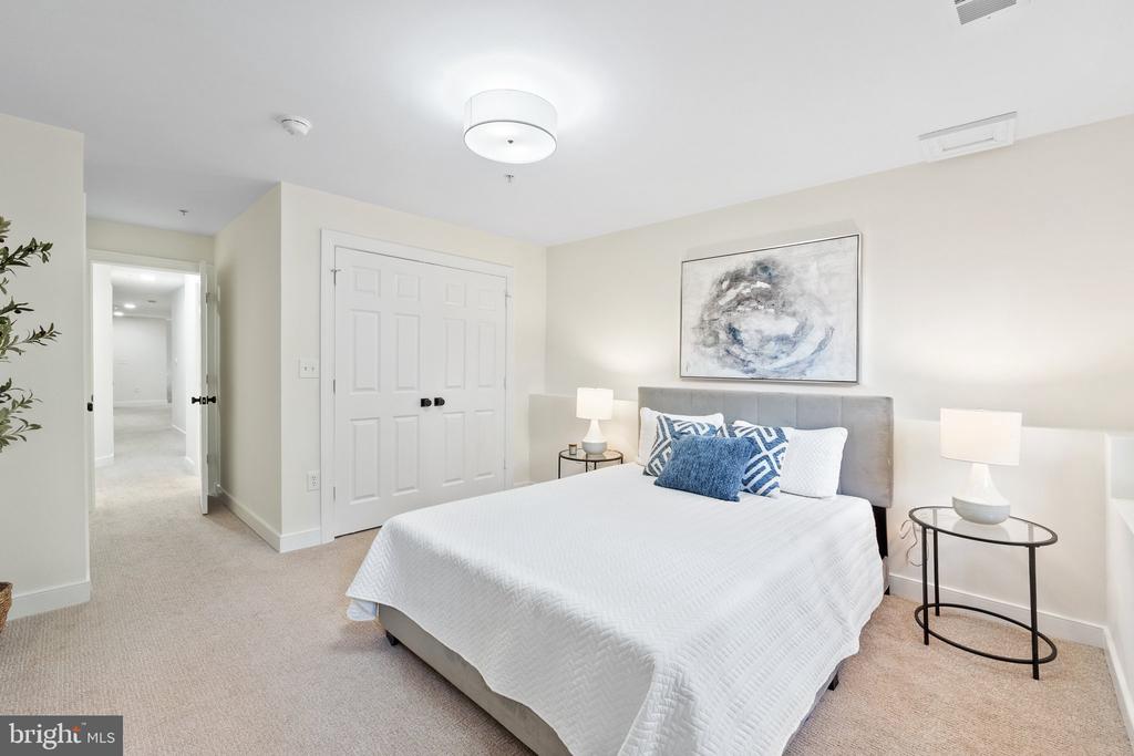 806 Constitution Ave NE