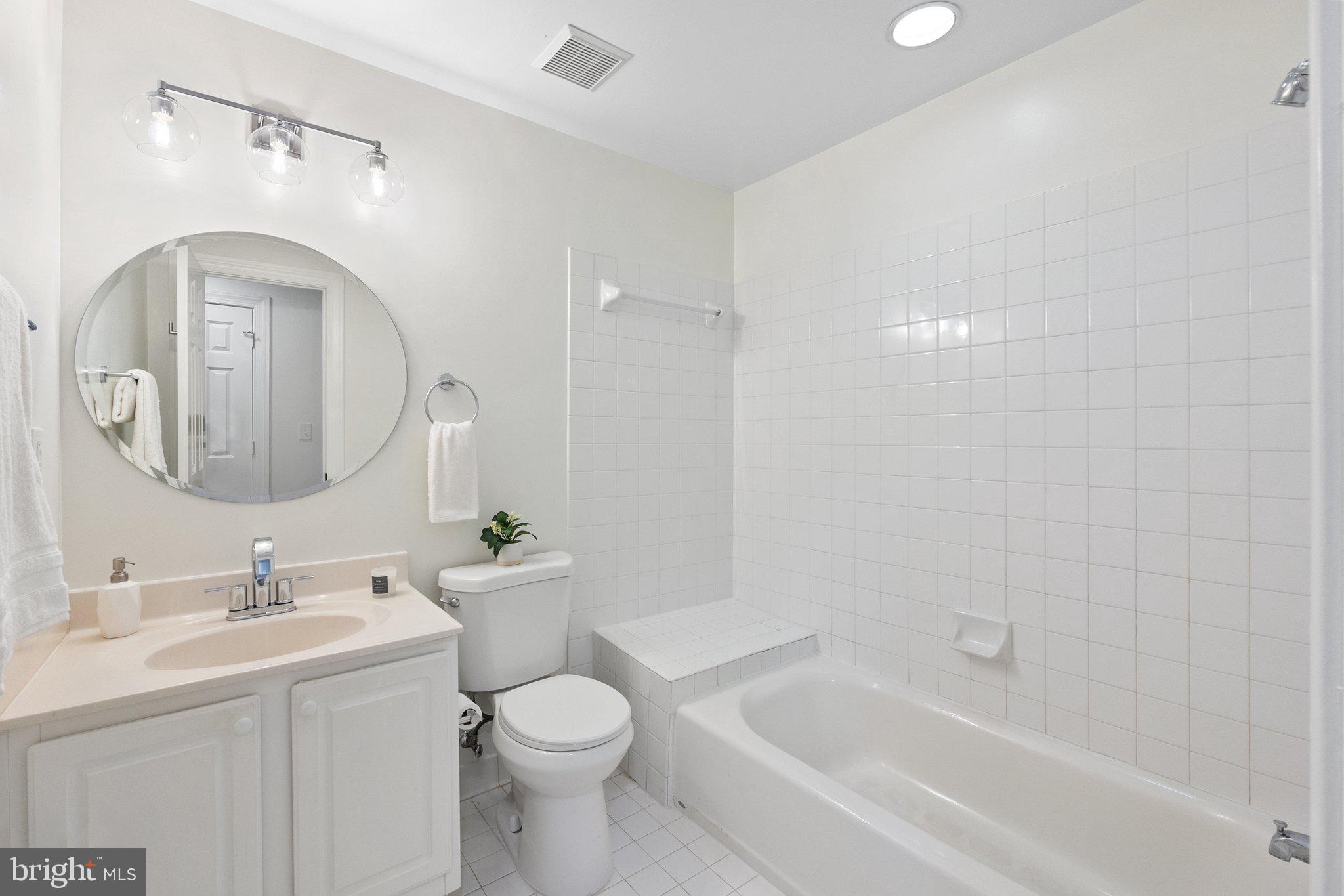 806 Constitution Ave NE