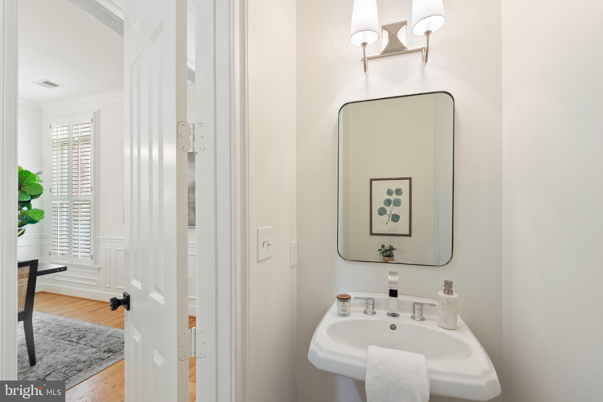 806 Constitution Ave NE