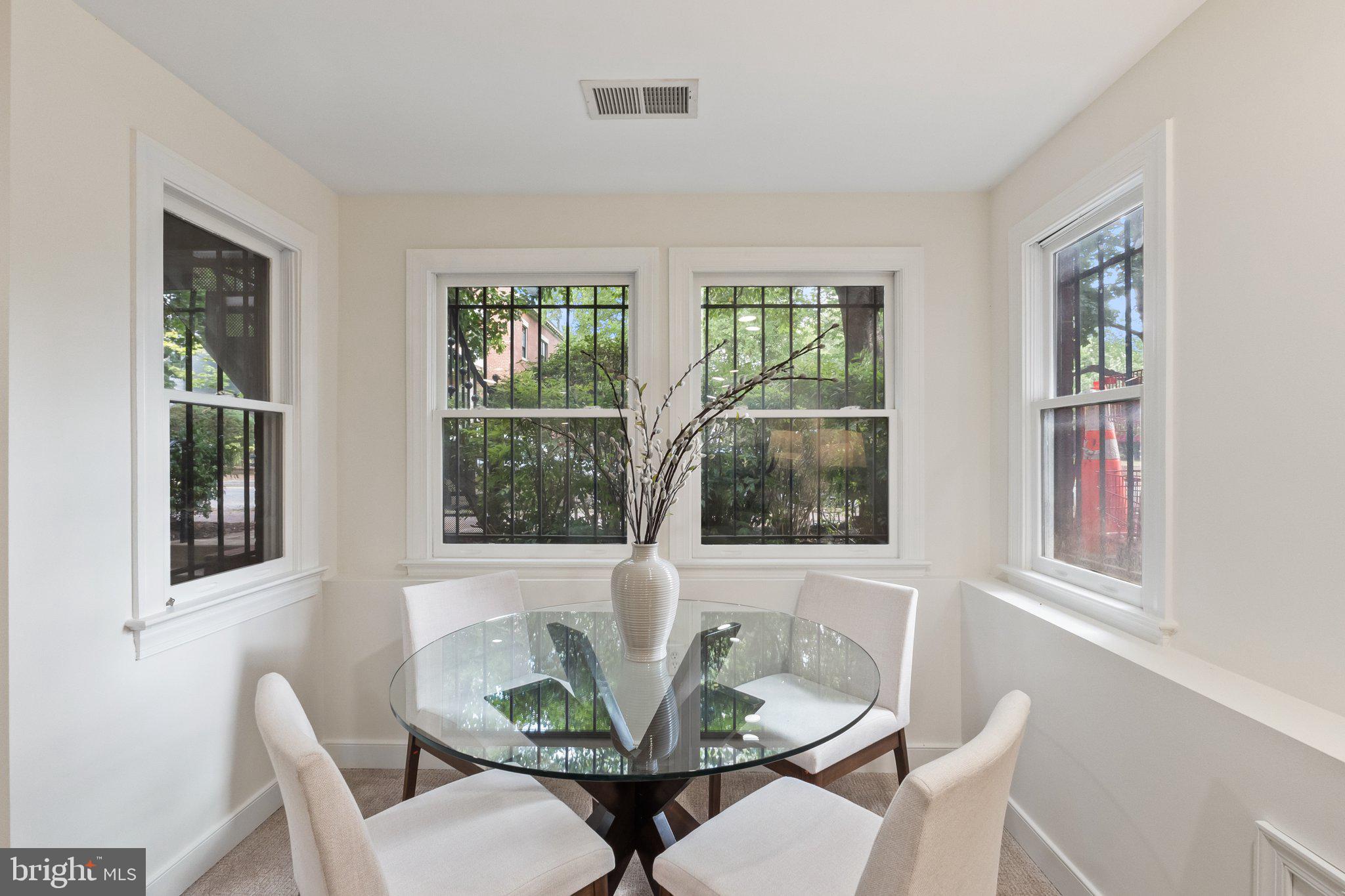 806 Constitution Ave NE