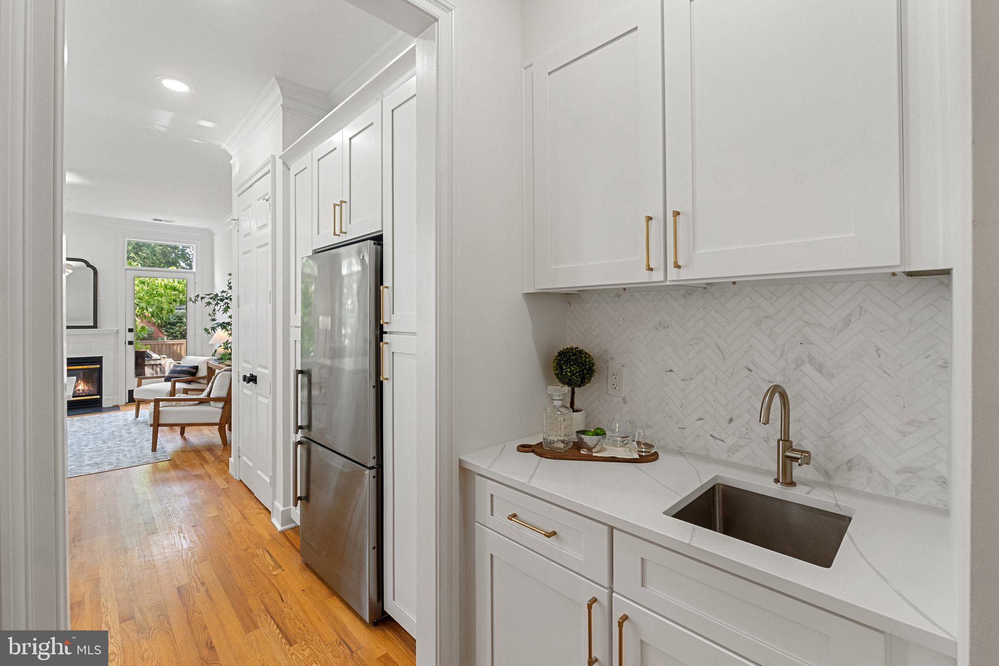 806 Constitution Ave NE