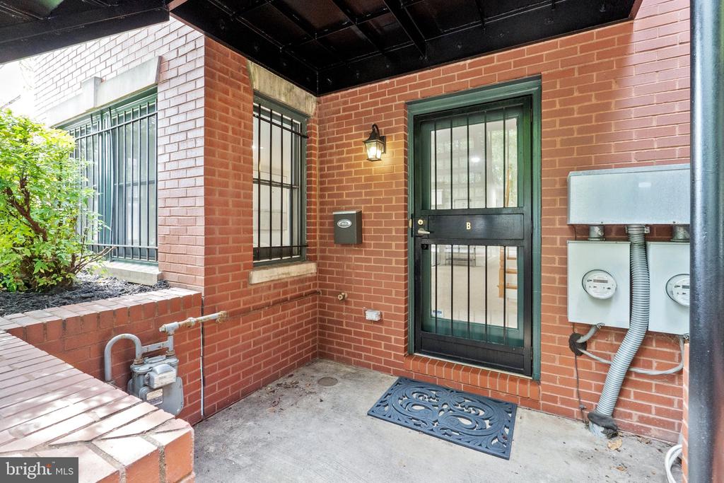 806 Constitution Ave NE