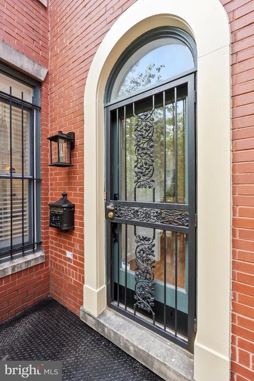 806 Constitution Ave NE