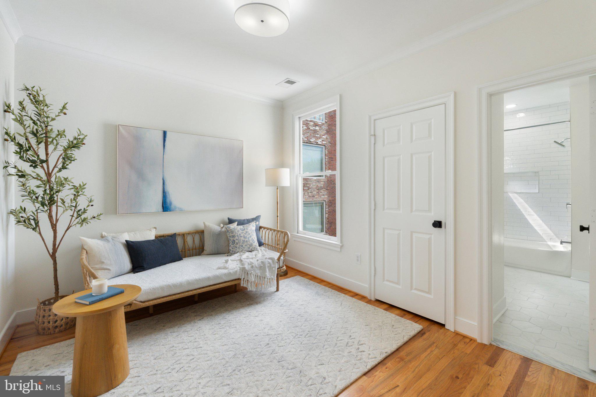 806 Constitution Ave NE