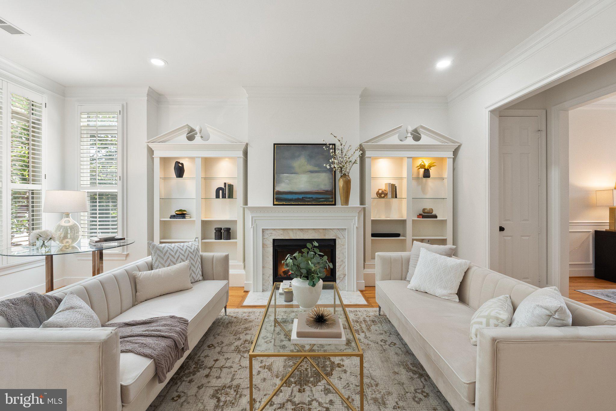 806 Constitution Ave NE