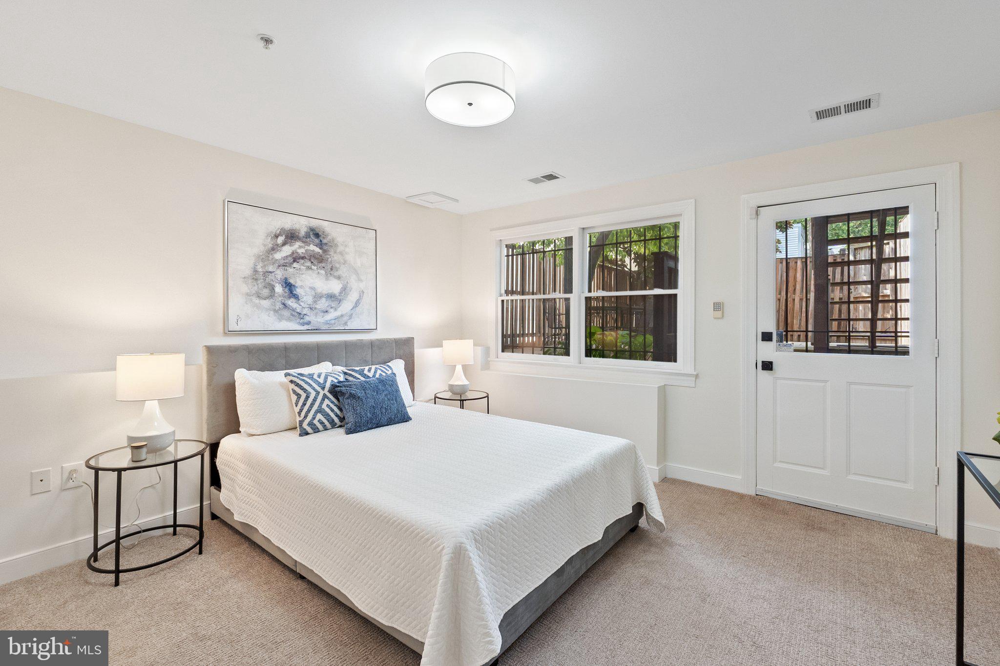 806 Constitution Ave NE