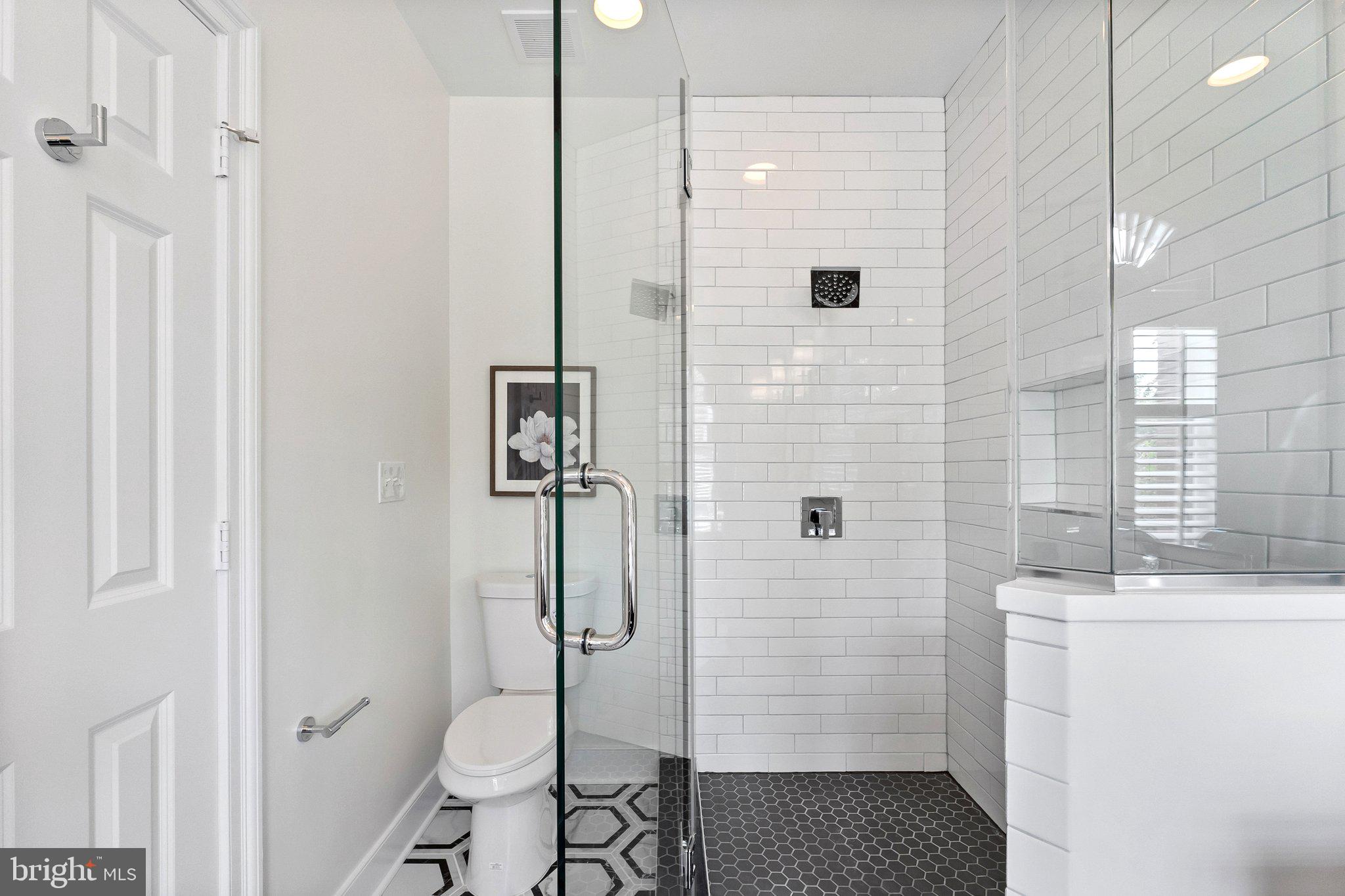 806 Constitution Ave NE