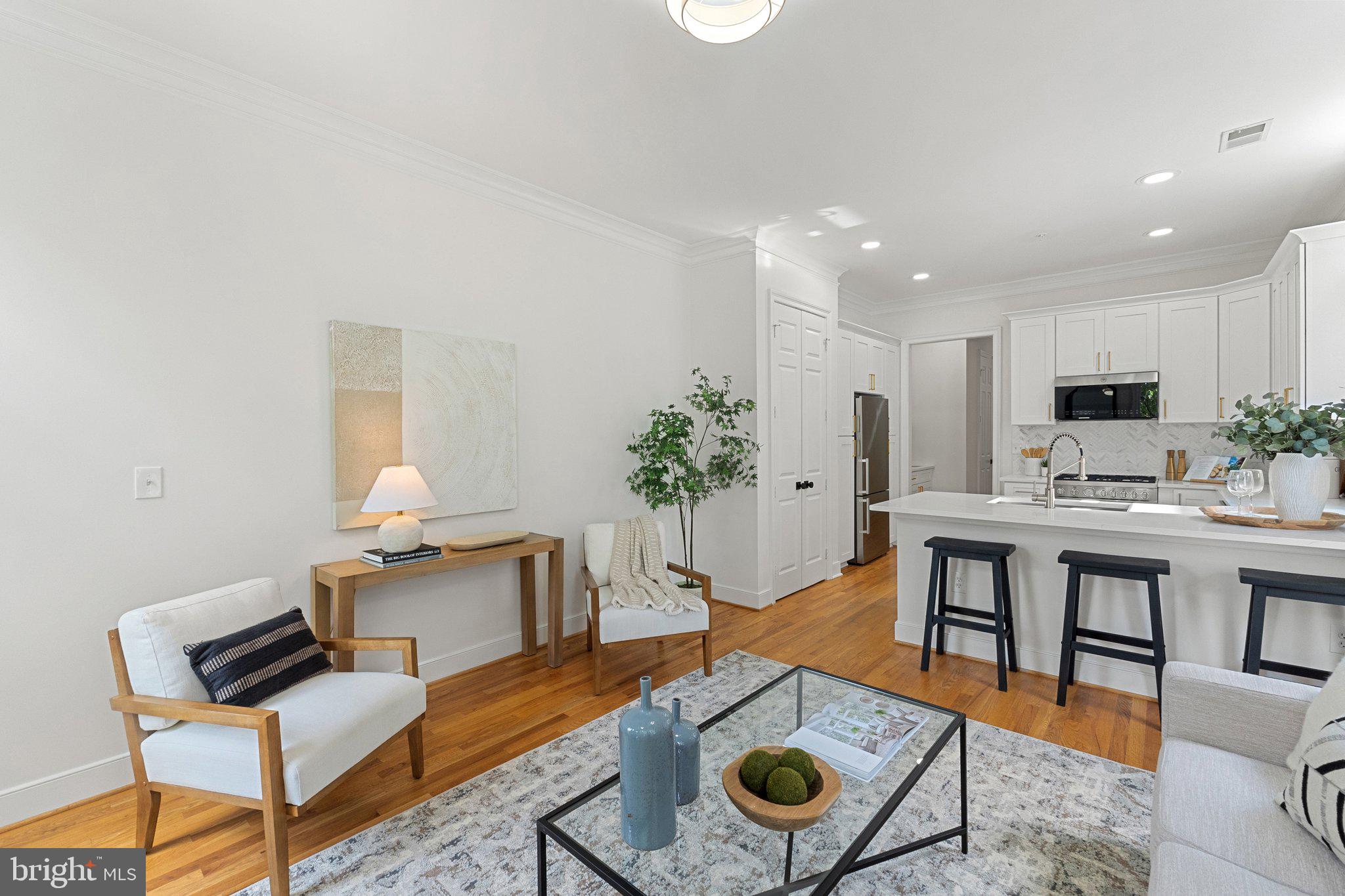 806 Constitution Ave NE