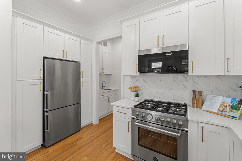 806 Constitution Ave NE