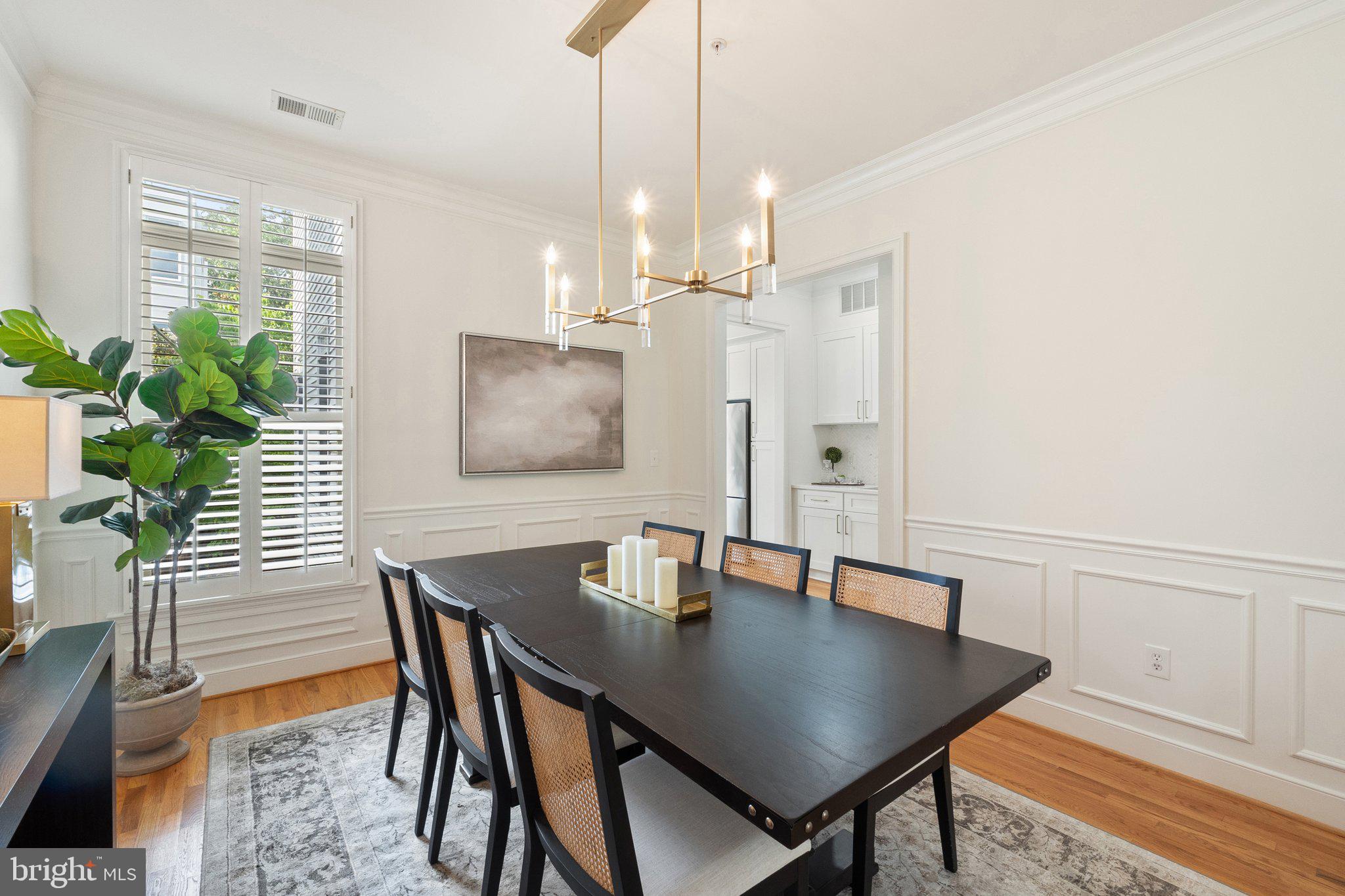 806 Constitution Ave NE