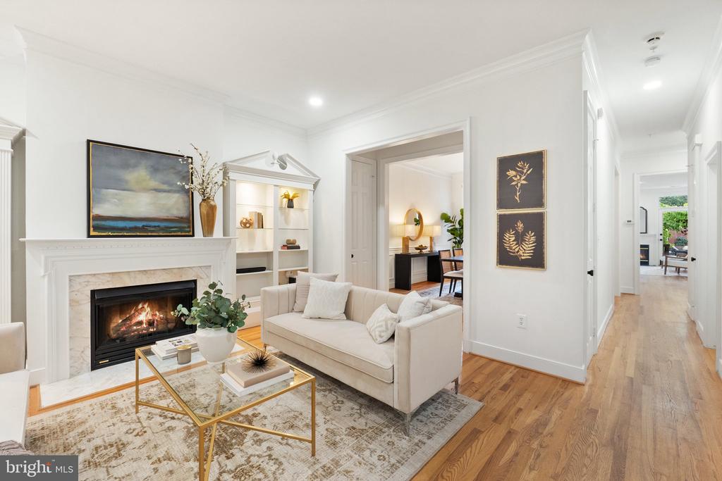 806 Constitution Ave NE