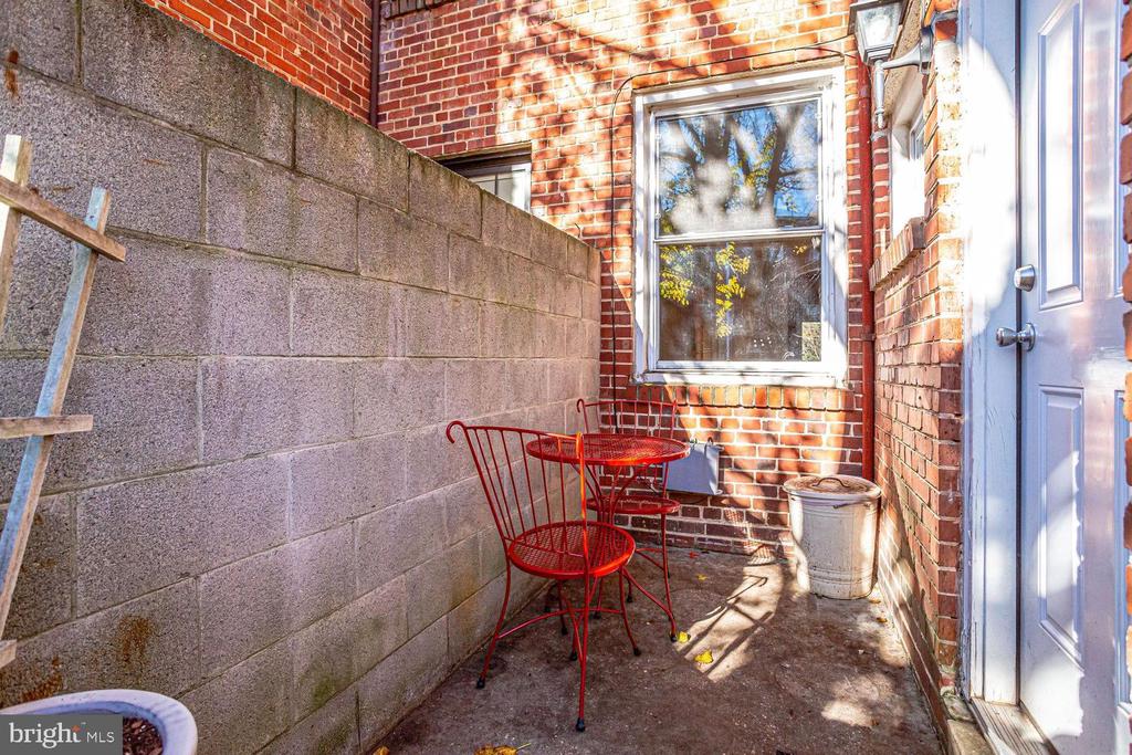 216 EMERSON ST NW