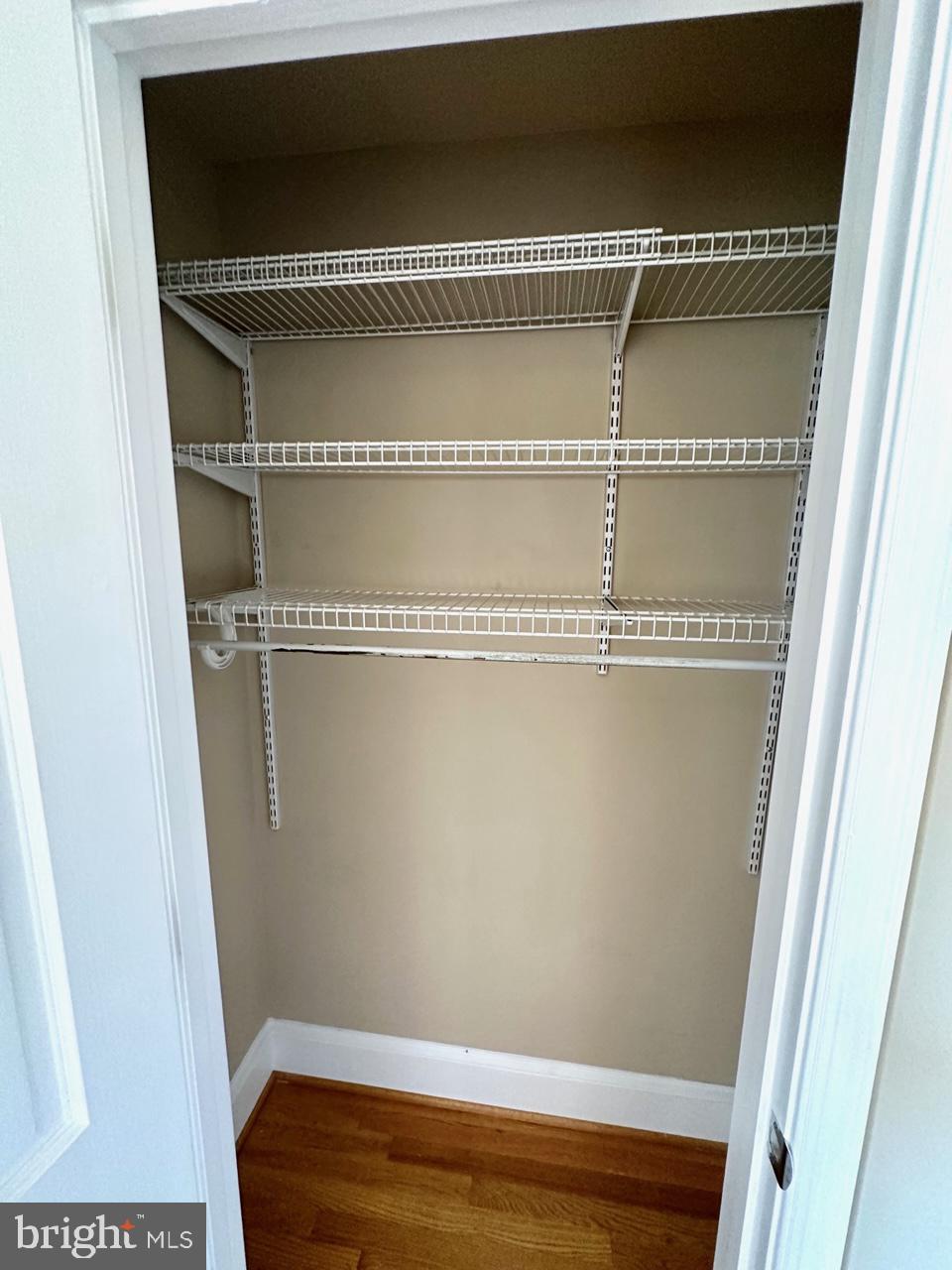 1227 LINDEN PLACE NE