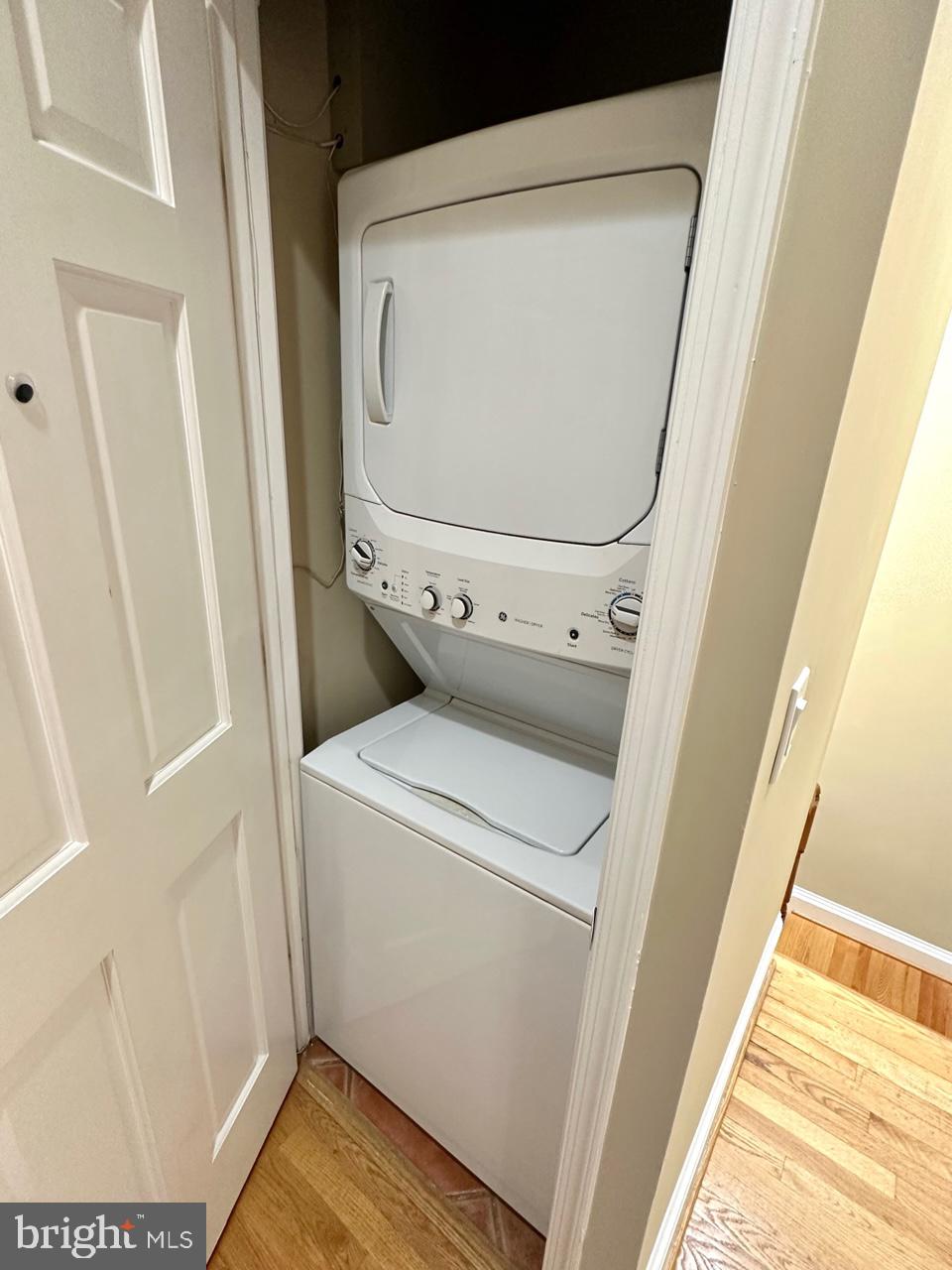 1227 LINDEN PLACE NE