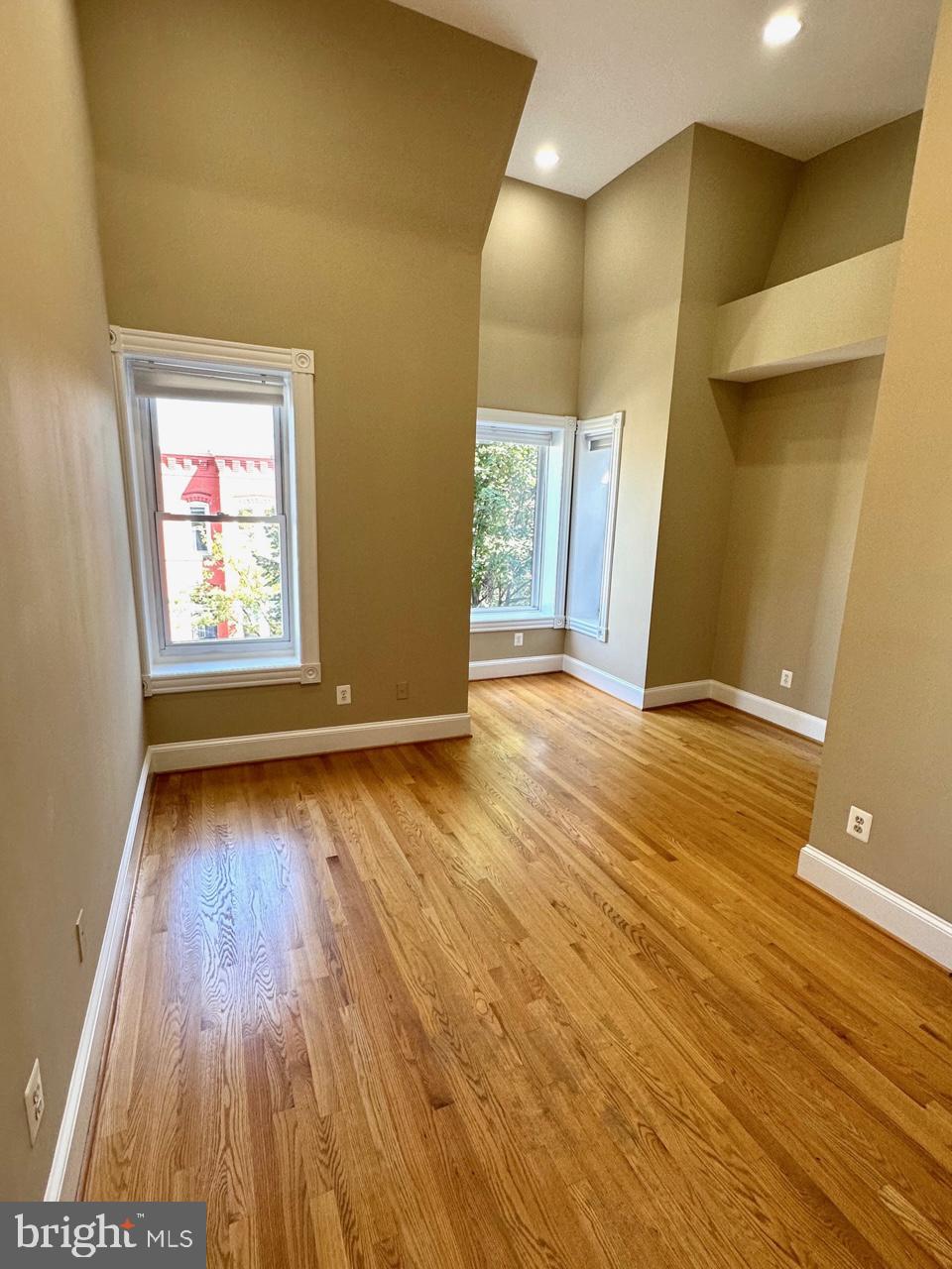 1227 LINDEN PLACE NE