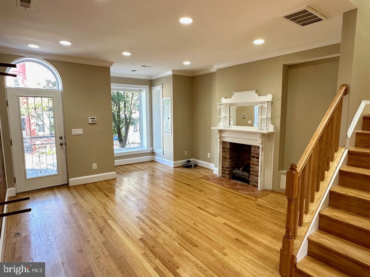 1227 LINDEN PLACE NE