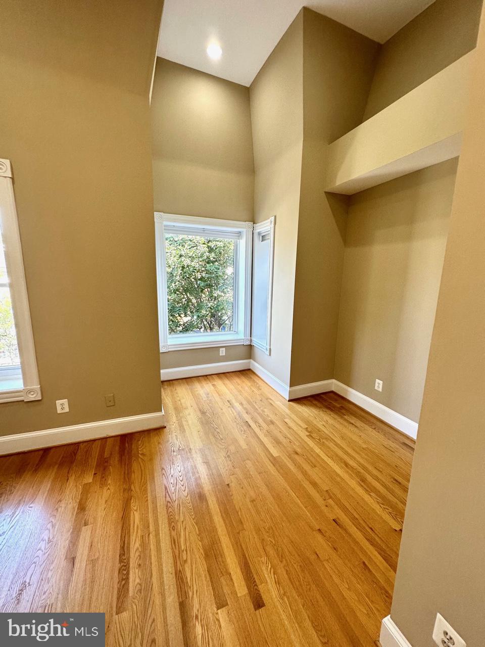 1227 LINDEN PLACE NE