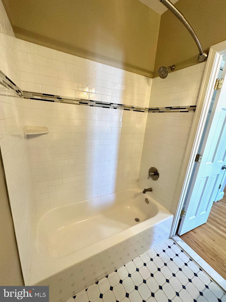 1227 LINDEN PLACE NE