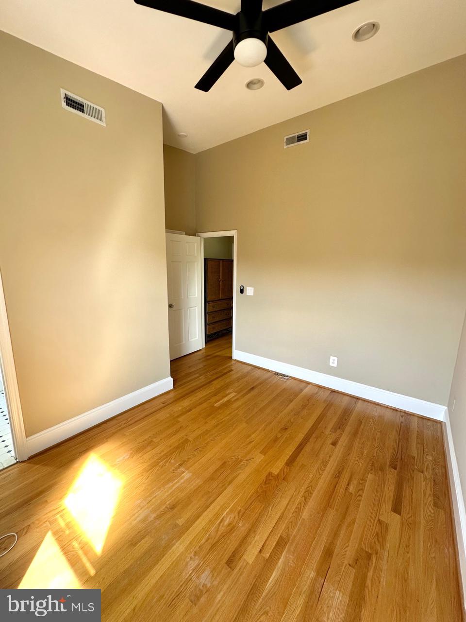 1227 LINDEN PLACE NE