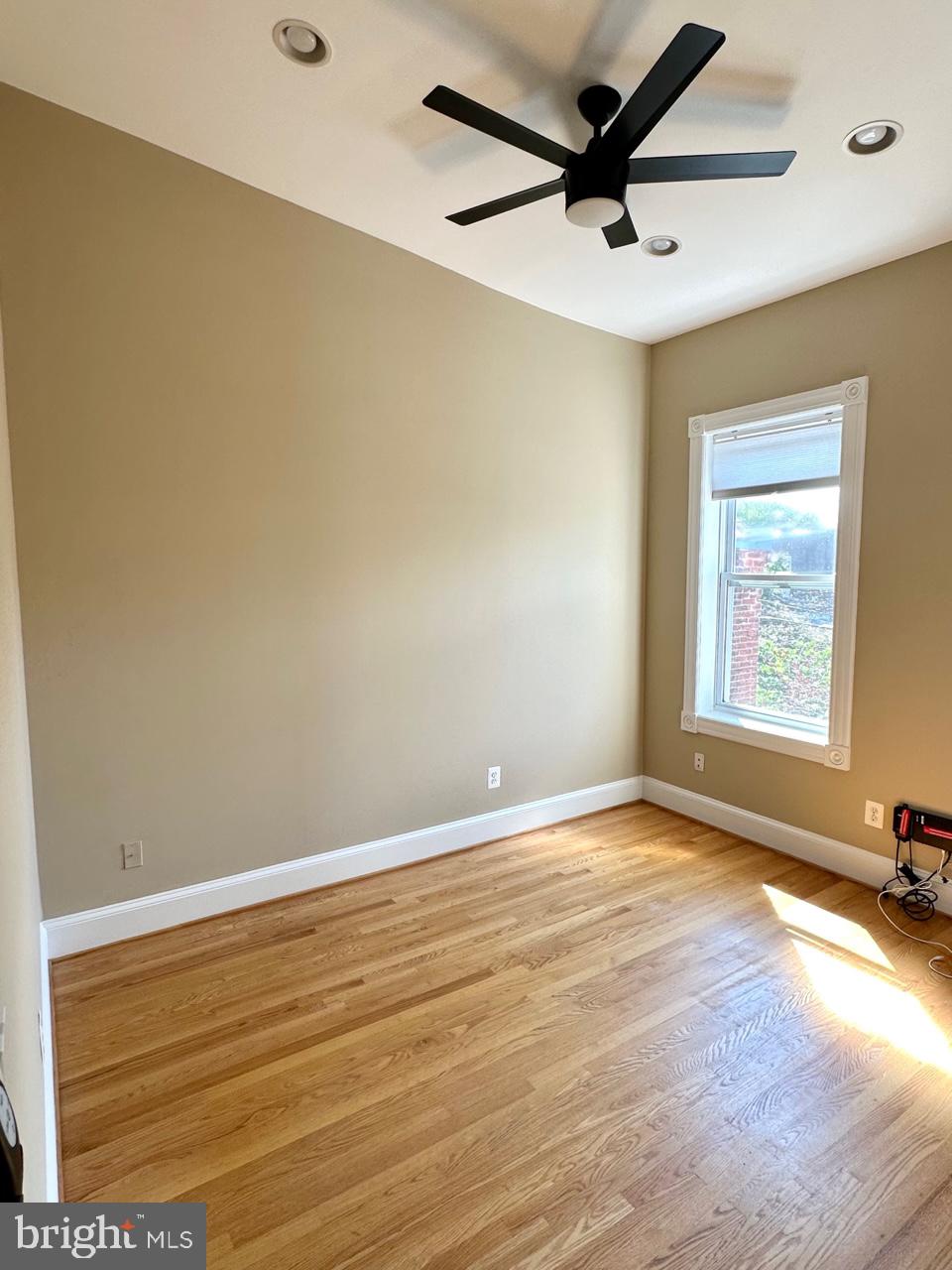 1227 LINDEN PLACE NE