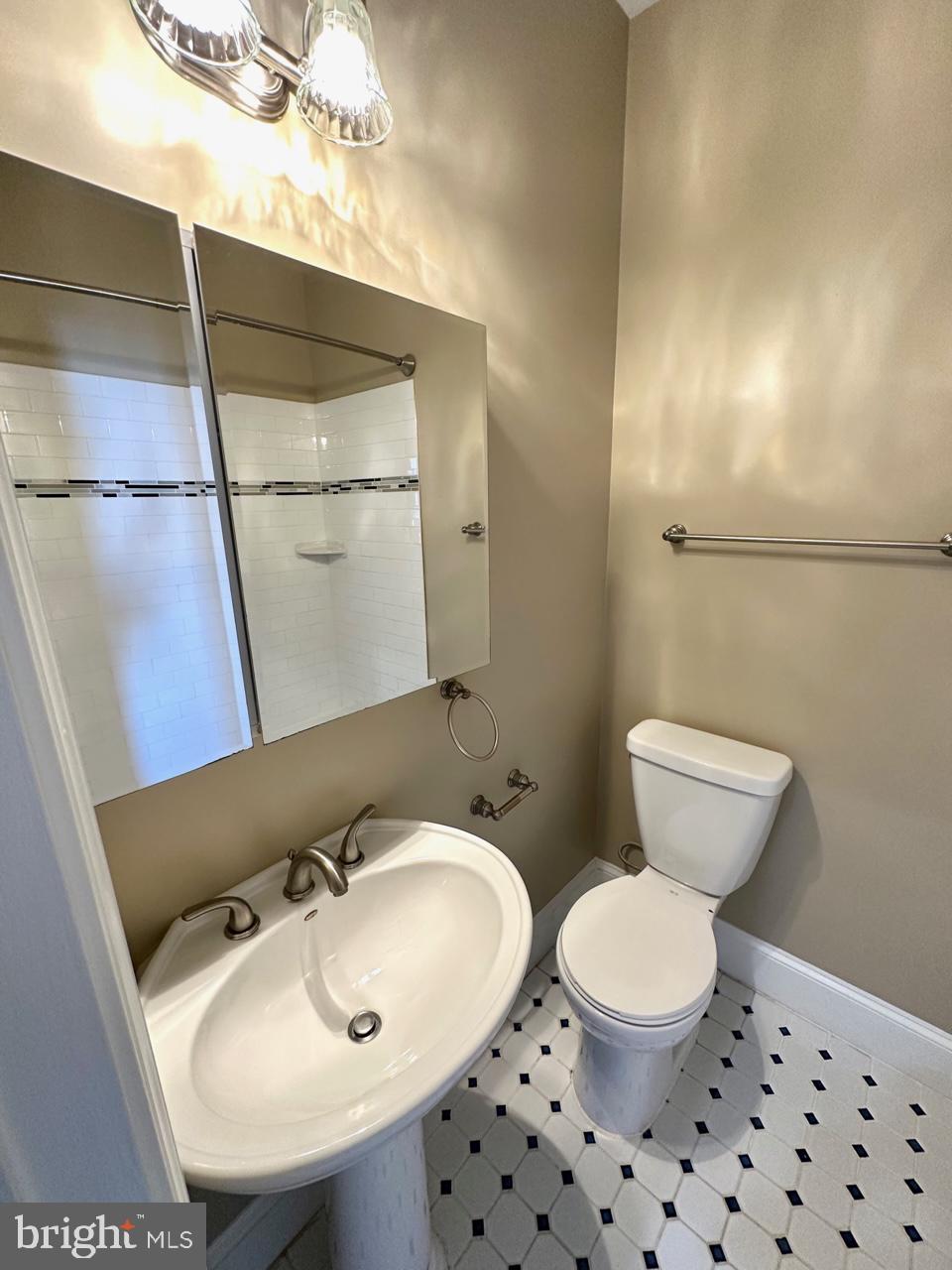 1227 LINDEN PLACE NE