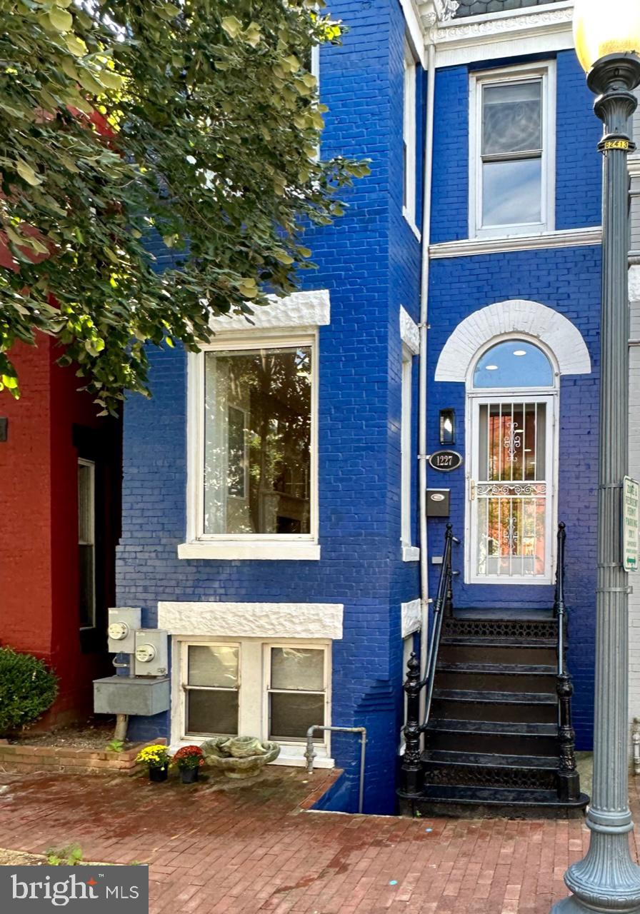 1227 LINDEN PLACE NE