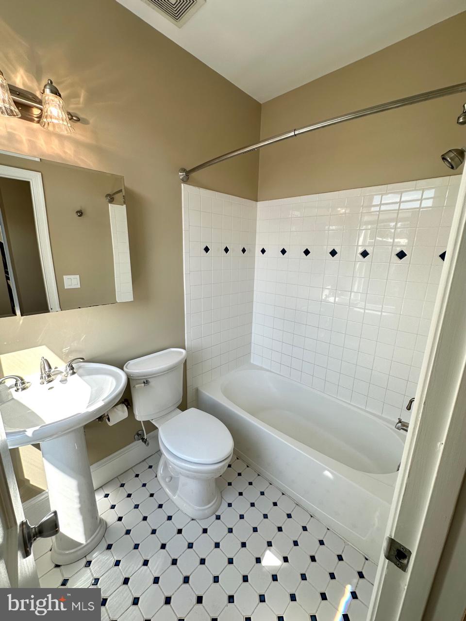 1227 LINDEN PLACE NE