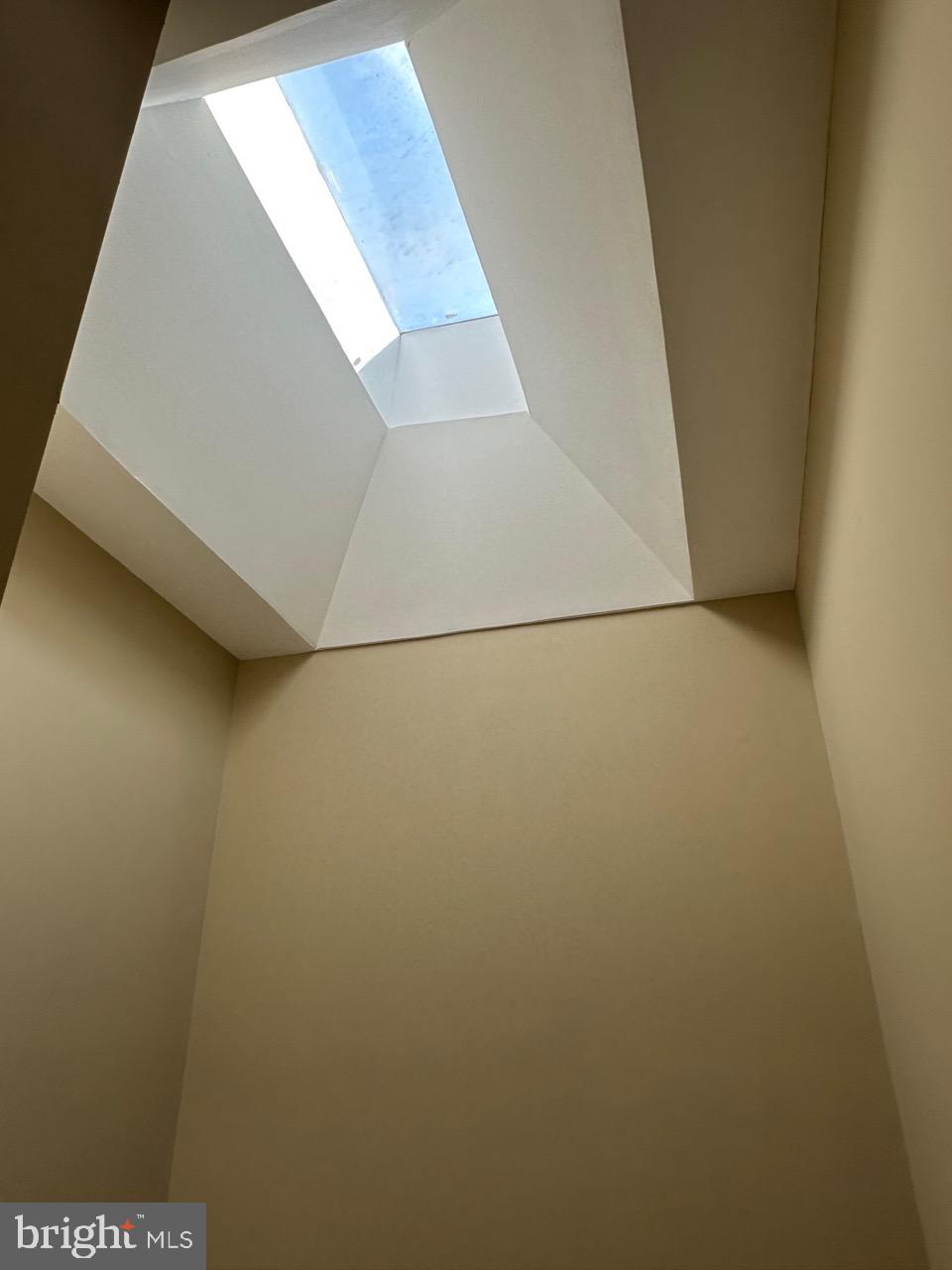 1227 LINDEN PLACE NE