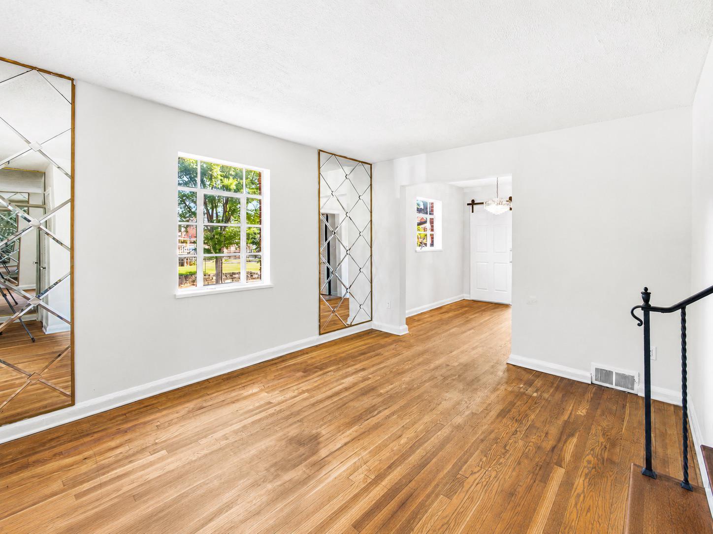121 33RD STREET NE