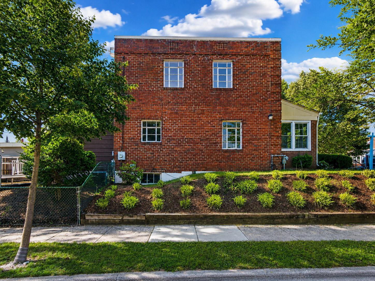 121 33RD STREET NE