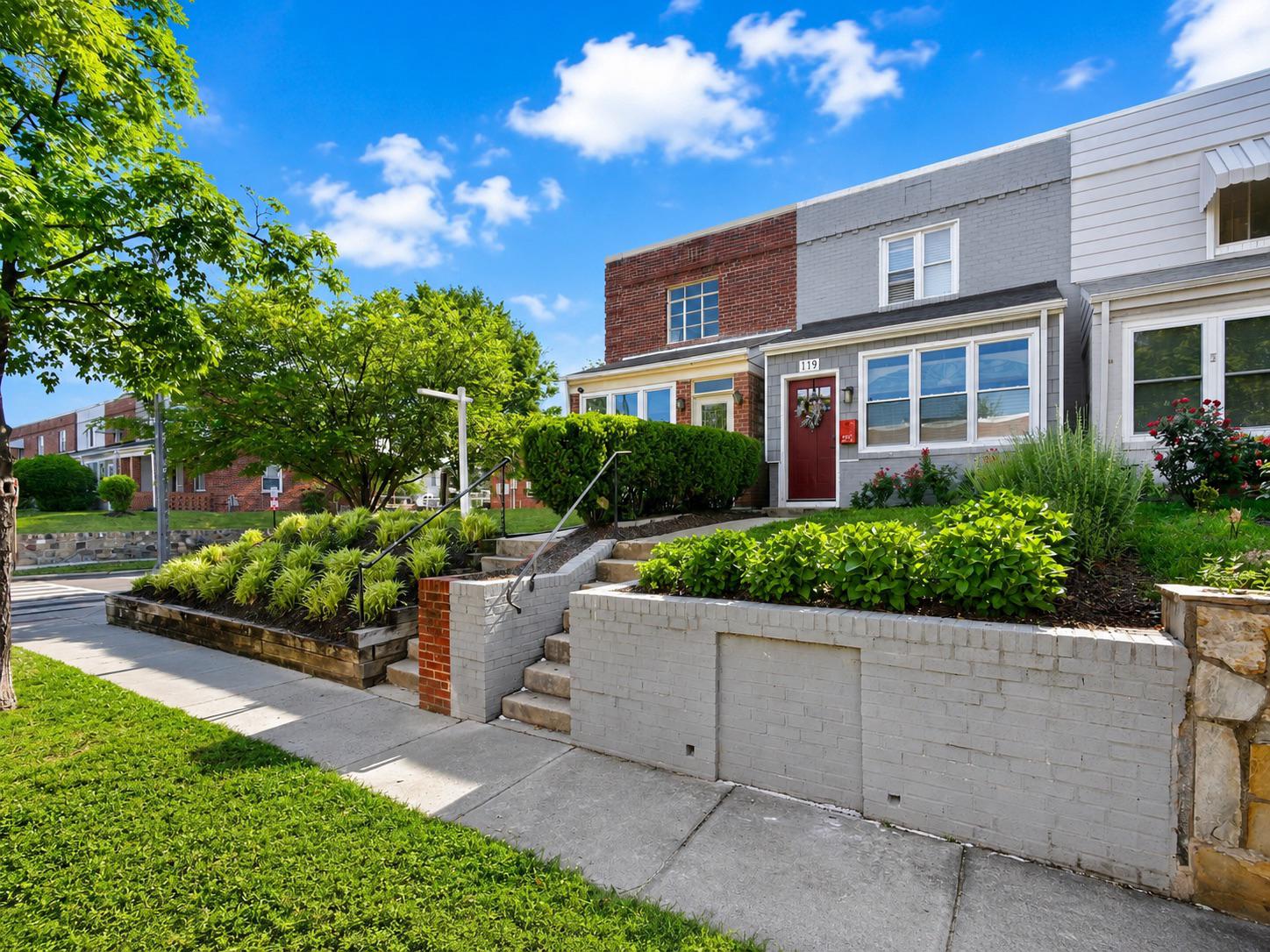121 33RD STREET NE