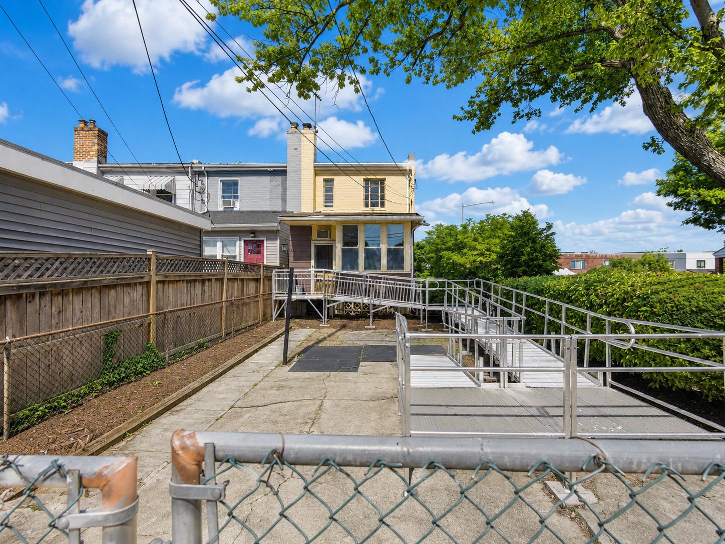 121 33RD STREET NE