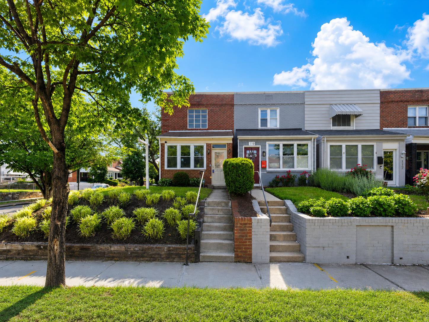 121 33RD STREET NE