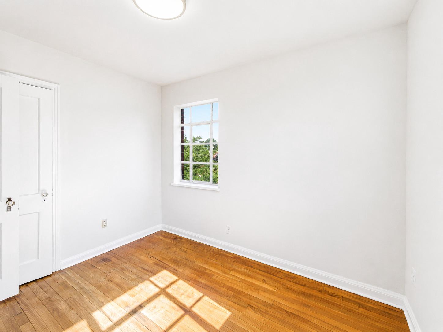 121 33RD STREET NE